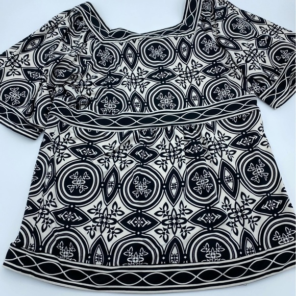 Yvos Black and White Graphic Print with Bell Sleeves- Large - Picture 4 of 7